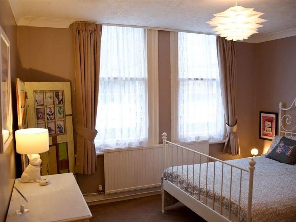 Queens Apartment Уърдинг Екстериор снимка